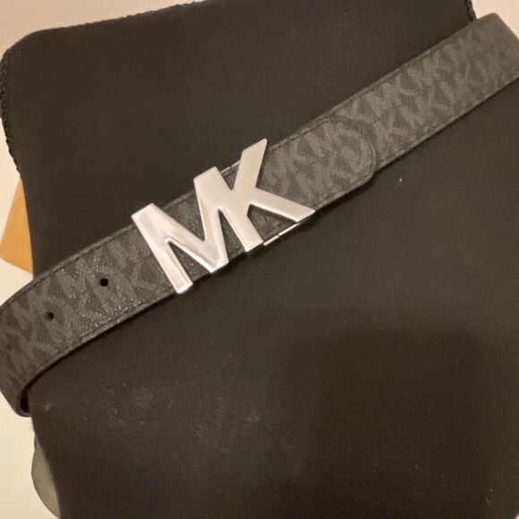 Michael Kors Men’s Reversible Leather Signature Belt - Picture 1 of 11